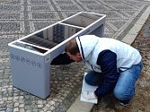 Solární lavička na Masarykově náměstí ve Slaném s připojením na internet zdarma a možností dobití telefonu, tabletu či notebooku prostřednictvím dvou USB zástrček.