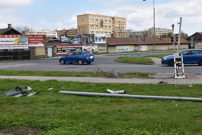 Šofér se řítil silnicí, dostal smyk a zlikvidoval lampu. Událost se stala v sobotu u kladenského zimáku.