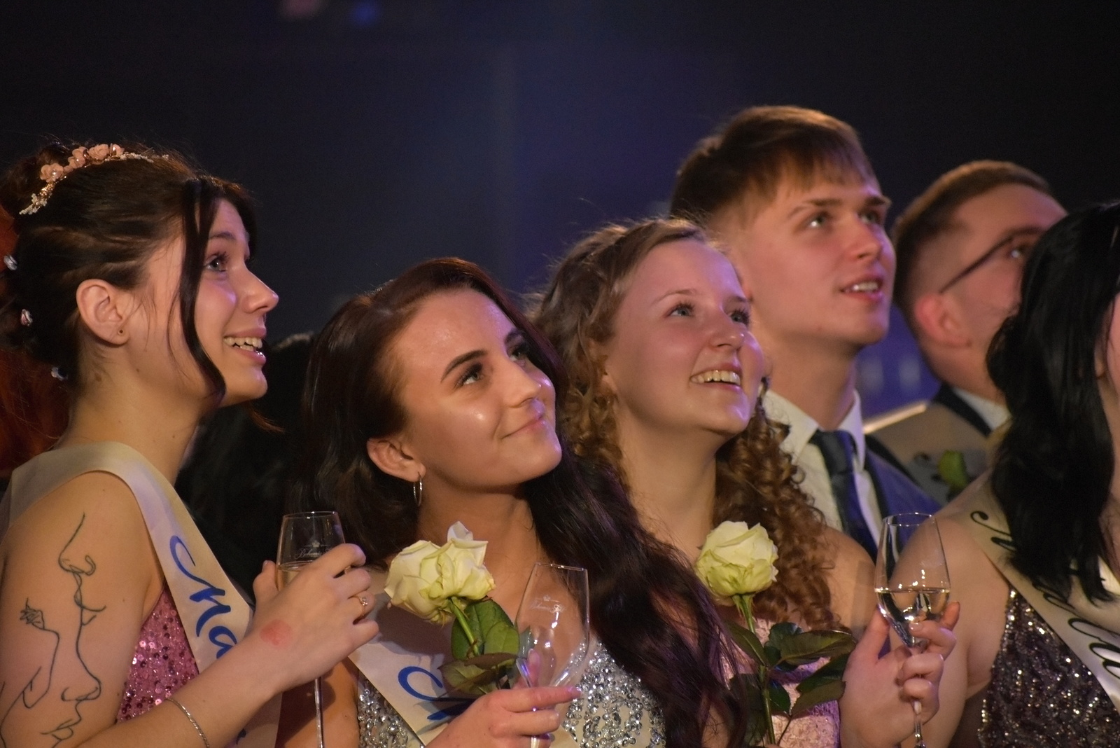 Podívejte se: Stochovští maturanti oslavili svůj ples v kladenském domě  kultury - Kladenský deník