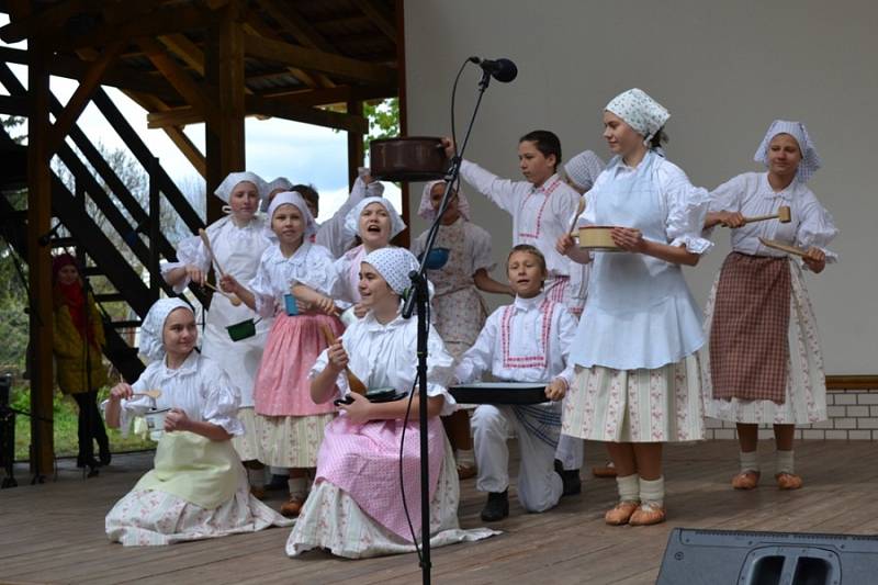 Nedělní program folklorního festivalu v místním amfiteátru.