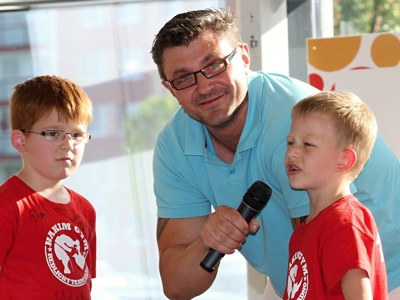 Noc válečníků 6 "Česko:Francie" je za dveřmi. Předehrou bylo dnes navečer představení, vážení a fotografování bojovníků, kteří zítra stanou v ringu. A je se na co těšít!