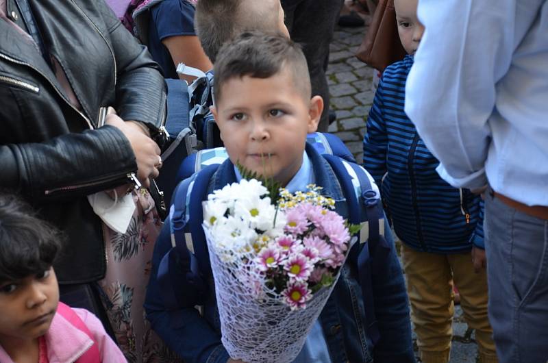 Velvarské školáky přivítala také pilná včelka, děti si užily soutěže i dílničky.