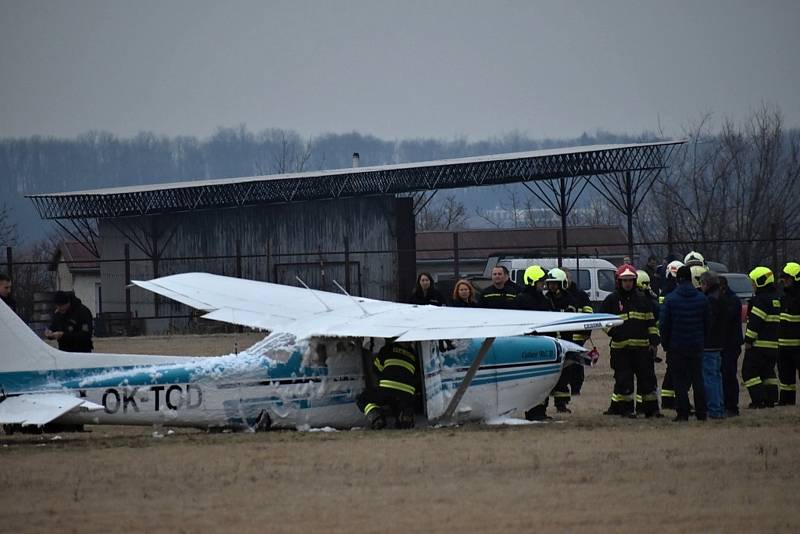 Nouzové přistání letadla Cessna 17. března 2022 na slánském letišti.