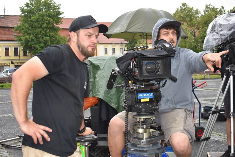 Filmaři si opět vybrali Slaný, slavný režisér Snowborďáků Karel Janák zde točí komediální seriál.