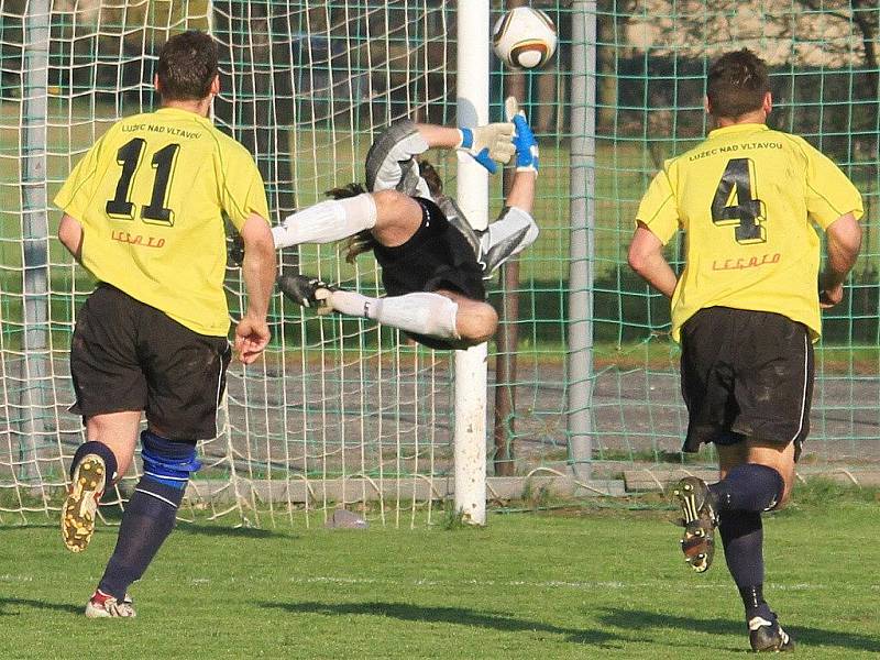 Jindřich Kohout v zákroku / Sokol Lidice - AFK Lužec 1:3, I.B. tř. sk. B, hráno 24. 4. 2010