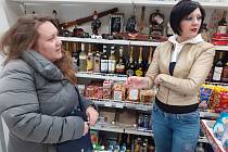Se slzami na krajíčku tak můžete vidět objímající se ukrajinskou prodavačku Tatianu s ruskou zákaznicí Darjou, která do obchodu pravidelně dochází. Jedna druhou utěšuje a vedou vzrušenou debatu, do které se přidávají i další příchozí.