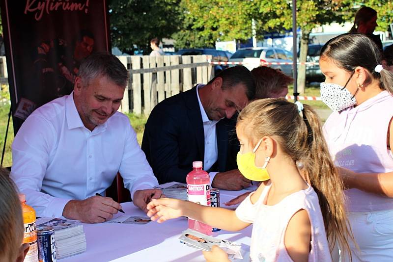 Rytíři Kladno - autogramiáda u Kauflandu byla hodně úspěšná, pro podpis Jágra a spol. si přišly stovky fanoušků.