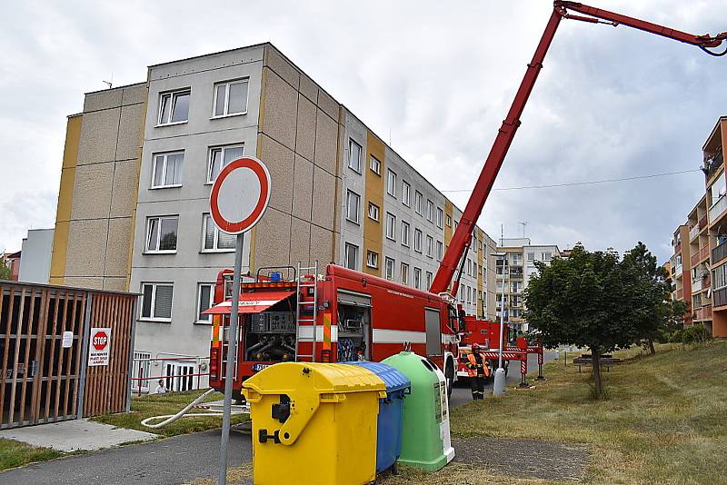 Ve Slaném hoří byt v paneláku, psa hasiči zachránili.