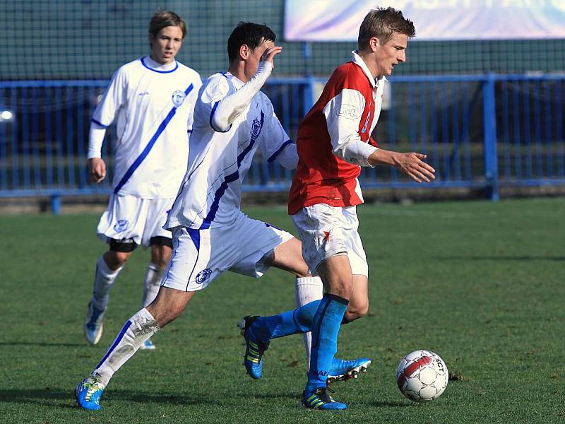 U míče Jan Pázler //  SK Kladno -  FK Kunice  2:2 (1:0) , utkání 14.k. CFL. ligy 2011/12, hráno 12. 11. 2011