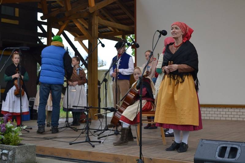 Nedělní program folklorního festivalu v místním amfiteátru.