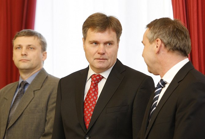 Zasedání poslanecké Sněmovny 7. listopadu v Praze. Zleva Roman Pekárek, Pavel Bohatec a Miroslav Bernášek.