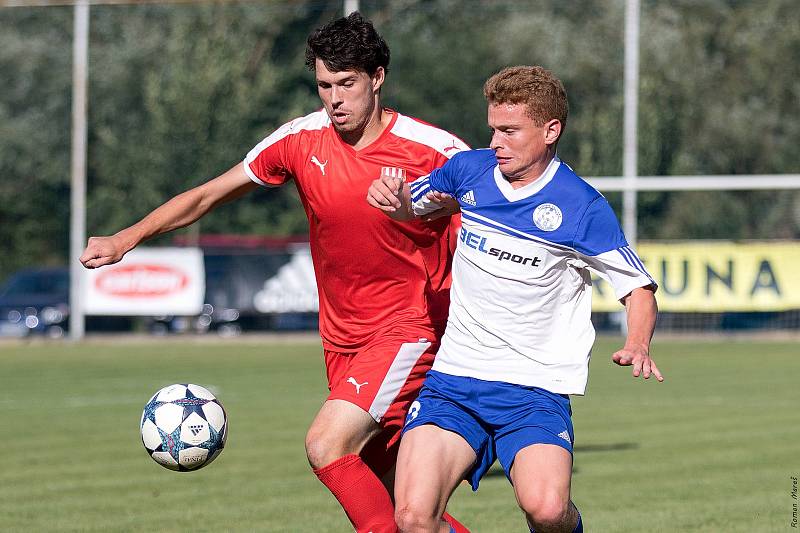 Slovan Velvary (v modrobílém) podlehl doma ve své historické premiéře v ČFL Sokolu Brozany 2:3 po penaltovém rozstřelu.