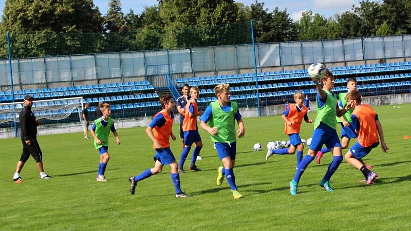 Trenér reprezentace Jaroslav Šilhavý a jednadvacítky Jan Suchopárek navštívili letní přípravný kemp mládeže SK Kladno.