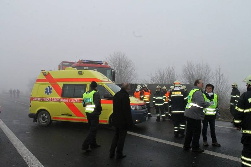 Vážná nehoda uzavřela na silnici I/7 u Panenského Týnce. Havaroval zde autobus se školními dětmi. 