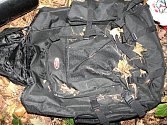 Batoh nalezený u kosterních pozůstatků v lese mezi Smečnem a Libušínem-Důl.