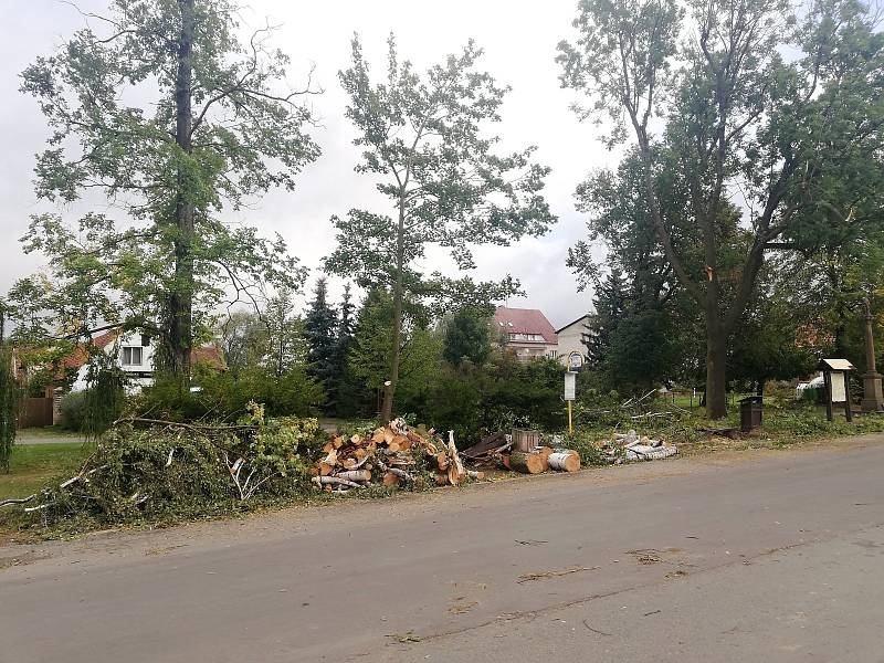 Fotografie z větrné pohromy v Chrášťanech, kdy vichr lámal stromy, trhal střechy i zničil stodolu
