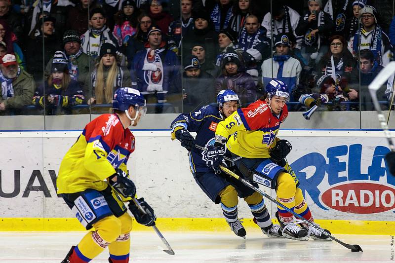 České Budějovice porazily ve čtvrtém zápase série Kladno (v modrém) a snížily stav na 1:3.