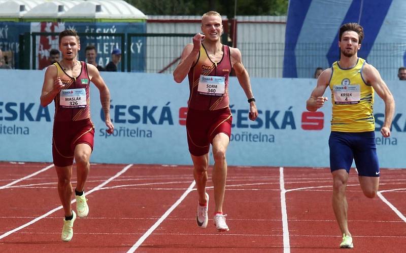 Matěj Krsek (ve žlutém) zvládl finálový závod na 400 metrů parádně s porazil i dvojici Dukláků Maslák - Šorm