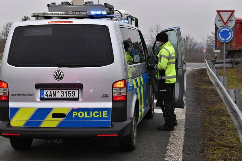 Dálniční policie - kontrola u Nové Vsi - rozhraní čtyř okresů. Hlídka ve směru od Litoměřic na Prahu.