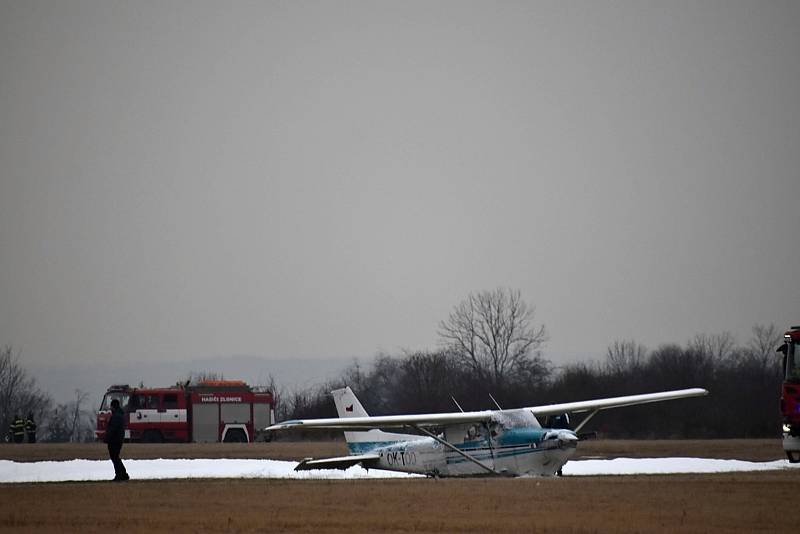 Nouzové přistání letadla Cessna 17. března 2022 na slánském letišti.