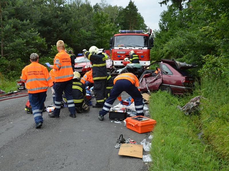 Nehoda mezi Novou Studnicí a Kačicí kde se střetly hasičský vůz a osobní auto.