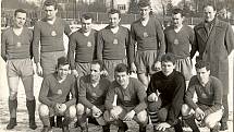 Legenda slánského fotbalu Josef Knespl (vpravo nahoře) s týmem ČKD Slaný