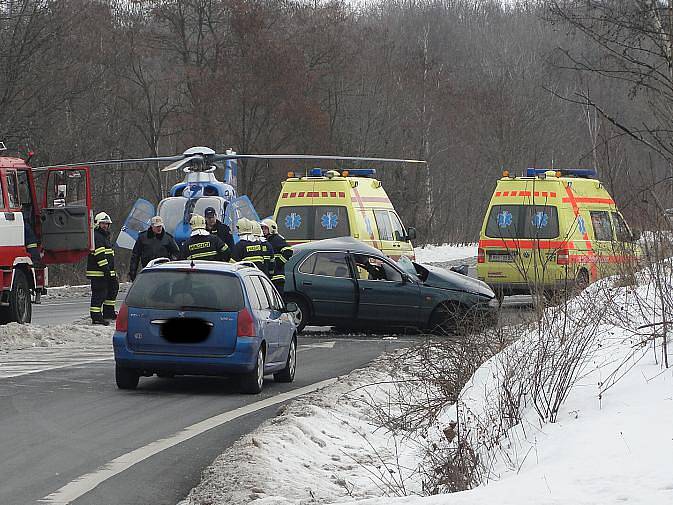 Vážná dopravní nehoda zablokovala silnici mezi Kladnem a Buštěhradem.