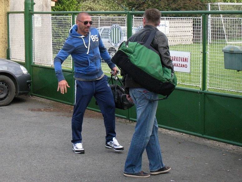 Tomáš Řepka při vstupu na stadionek v Hostouni. 