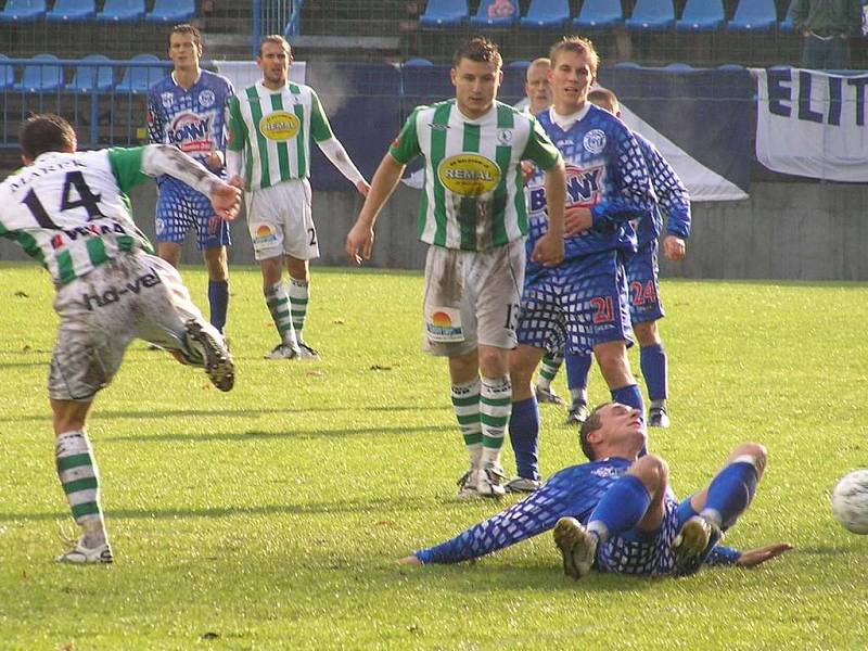 Michal Zachariáš (na zemi) poznává, jak jsou duely s Bohemians 1905 důrazné. Sám ale také rány rozdával. 