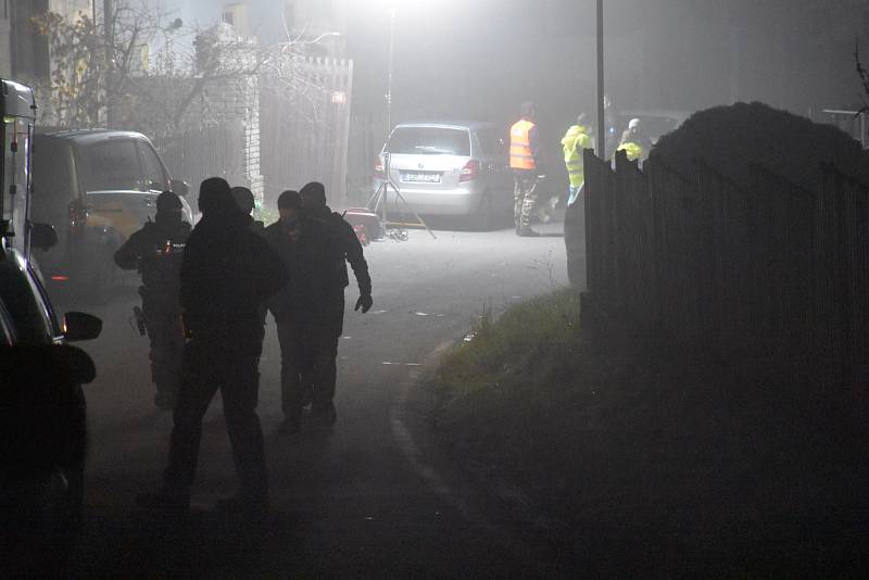 Policejní zásah v obci Líský po nálezu tří mrtvých těl.