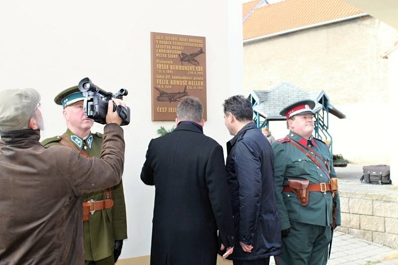 Den válečných veteránů si připoměli také ve Slaném na městském tržišti u pamětní desky.