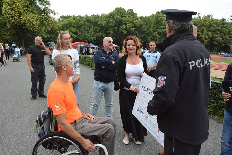 Přes bariéry s policií.