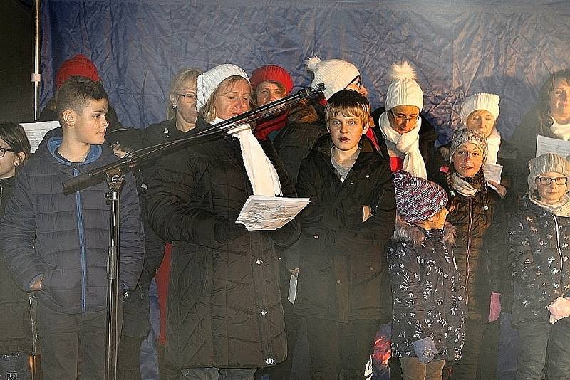 Kladensko zpívalo koledy s Deníkem také před 3. Základní školou ve Slaném. Dorazilo opět několik stovek lidí.