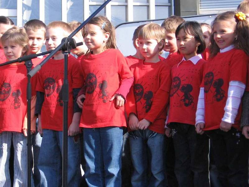 Hezkými písničkami potěšily děti ze souboru Pidisluníčko.