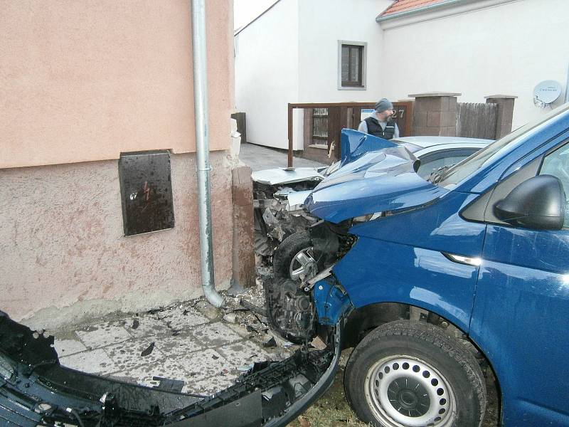 Z dopravní nehody ve Smečně 12. ledna 2022.