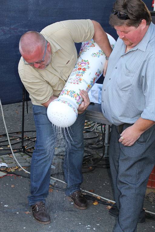 Rožnění uherského býka. Slaný, 8. září 2012. Spojeno s návštěvou památek v rámci Dnů evropského dědictví a odhalením obří keramické slánky do slánské sbírky. Věnovalo ji sdružení patriotů Slaného. Nechyběl ani koncert Ivana Mládka.