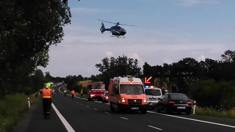 U vážné nehody nedaleko Lotouše zasahoval také záchranářský vrtulník