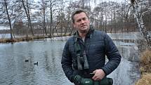 Předseda Rakovnického ornitologického spolku Fénix Milan Tichai při nedělním sčítání na Červeném rybníku ve Mšeci.
