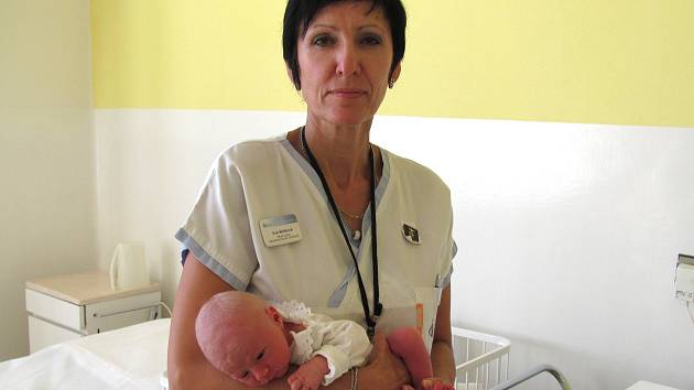 EVA BŮŽKOVÁ z Kladna pracuje jako zdravotní sestra na oddělení šestinedělek v kladenské nemocnici sedm let. Jako sestra se živí již přes třicet let.