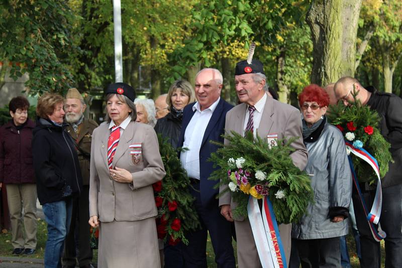 Mnoho lidí se přišlo na kladenské Sletiště poklonit památce umučených sokolů. Foto: Jan Brabec