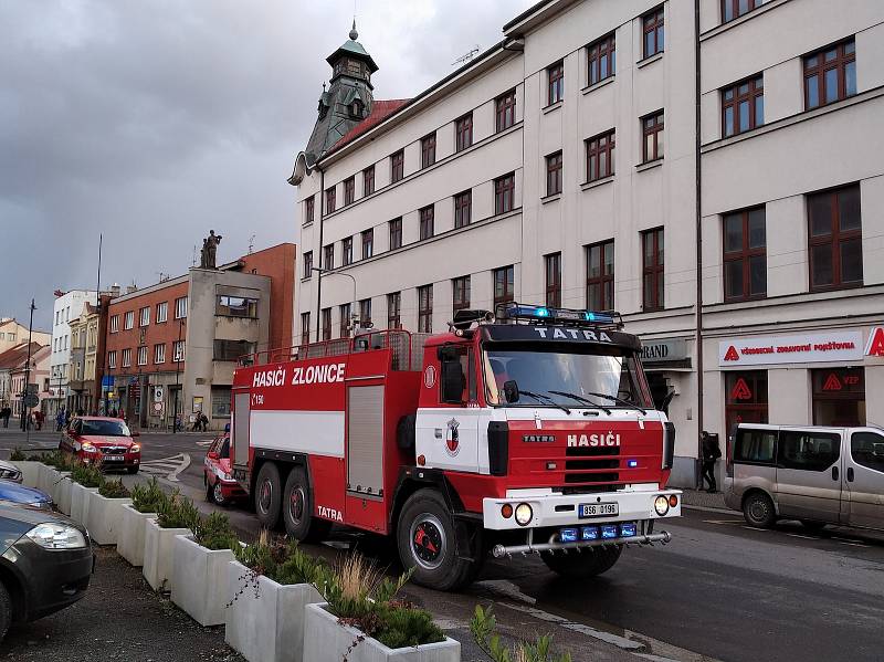 Vichr poškodil plechy na střeše Městkého centra Grand ve Slaném. Hasiči zde pracovali řadu hodin až do tmy. Vichřice porazila i oplocení  u domu ve Štefánikově ulici.