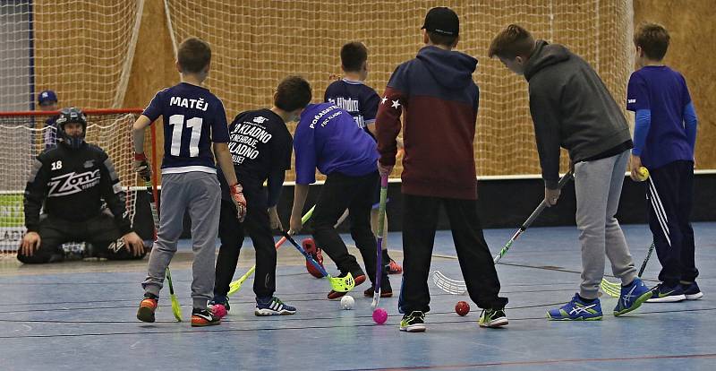 Sympaťák Tomáš Cmíral poskytl mladým střelcům o přestávku možnost změřit síly // Kanonýři Kladno - Florbal PEGRES Havířov 3:5, 1. liga mužů, 29. 10. 2017