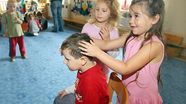 Veš dětská žije pouze v lidských vlasech. Ochránit se před jejím výskytem je prakticky nemožné, podle zkušeností je účinná pouze pravidelná kontrola vlasů.  