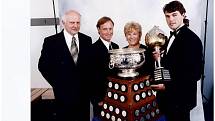 Jaromír Jágr tady i s rodiči a manažer Pittsburghu Patrickem a svými trofejemi - Art Ross a Hart Trophy.