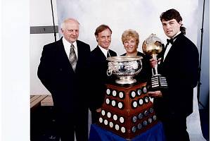 Jaromír Jágr tady i s rodiči a manažer Pittsburghu Patrickem a svými trofejemi - Art Ross a Hart Trophy.