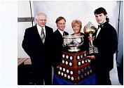 Jaromír Jágr s rodiči, manažerem Pittsburghu Patrickem a svými trofejemi - Art Ross a Hart Trophy