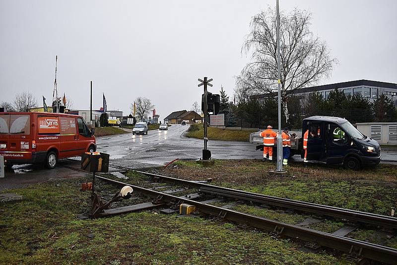 Několik aut uvízlo ve Slaném na železničním přejezdu.