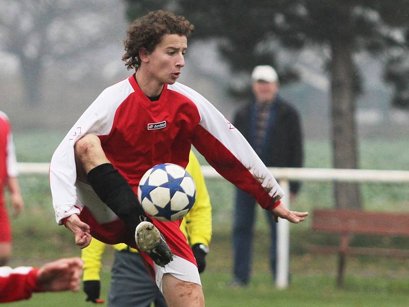 Nedělní Svatomartinské derby "béček" Lidic a Hřebče dopadlo stejně jako sobotní duel "áček". Hosté vezou body po výhře 4:1. Hráno 11.11.2012