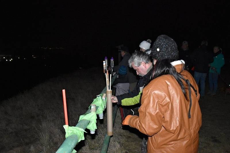 Keltský telegraf na Slánské hoře v roce 2018. Tehdy se u něj sešlo zhruba 40 lidí, včetně starosty Slaného Martina Hrabánka.