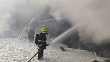 V Kladně hořely desítky autovraků.